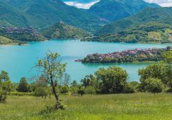 Il Lago Turano e il borgo del Colle di Tora he si protende con una penisola nella porzione occidentale dello specchio lacustre