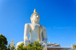 Provincia di Suphan Buri, Thailandia: la statua di un grande Buddha.

