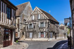 Provins, Francia: centro storico con vecchie case a graticcio. Il paesaggio urbano di questa cittadina è caratterizzato da costruzioni con intelaiature in legno collegate fra di loro ...