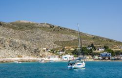 Pserimos Island, Grecia: gente su uno yacht ormeggiato nel Mare Egeo di fronte alle coste - © Nejdet Duzen / Shutterstock.com