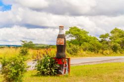 Pubblicità commerciale per la Coca Cola nei pressi di Lusaka, Zambia - © Mark52 / Shutterstock.com