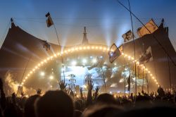 Pubblico con bandiere e striscioni al festival di Roskilde del 2015, Danimarca. La cittadina danese ospita dal 1971 un importante festival rock che con il trascorrere degli anni è divenuto ...