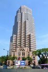 Public Bank, Kuala Lumpur: è uno degli edifici più caratteristici della città: Si trova proprio di fronte alle Petronas Twin Towers, sul lato opposto della strada.