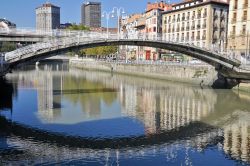 L'attuale Puente de la Ribera (noto anche come Puente de San Francisco) di Bilbao fu costruito nel 1939 per sostituire il precedente pote di ferro - foto © Alberto Loyo / Shutterstock ...