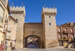 Puerta Baja, ingresso inferiore alla città di Daroca, Spagna. Completata nel 1452, questa porta, nota anche come Fondonera, è una delle più importanti della cinta muraria ...