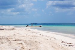 Puerto Morelos, Messico: una spiaggia di sabbia bianca della Riviera Maya lambita dalle acque cristalline del Mare dei Caraibi - © lulu2626 / Shutterstock.com