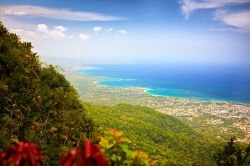 Puerto Plata e la costa atlantica viste dalla collina Isabel del Torres, Repubblica Dominicana. La città è dominata dal monte che svetta 781 metri sopra il livello del mare: nel ...