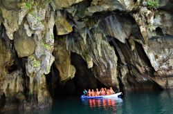 Puerto Princesa, capitale di Palawan, Filippine, con il fiume sotterraneo. Lungo 8,2 km, questo corso d'acqua scorre lentamente attraverso una grotta piena di stalattiti e stalagmiti dalle ...