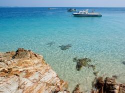 L'isola di Palau Kapas, Terengganu, Malesia. Nota per le sue acque cristalline, le spiagge bianche e le palme ondeggianti, quest'isola si trova a circa 30 minuti in barca dalla costa ...