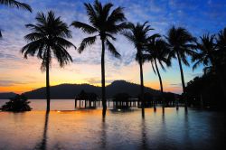 Un pittoresco tramonto a Palau Pangkor, Malesia. Siamo sull'isola di pirati malesi nello Stretto di Malacca - © 78076912 / Shutterstock.com