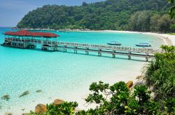 Spiaggia e mare a Palau, isole Perhentian, Malesia. Quest'isola fa parte del piccolo arcipelago di Perhentian che si trova al largo delle coste orientali della penisola malese, nel Mar Cinese ...