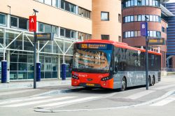 Pullman parcheggiato di fronte alla stazione ferroviaria di Hilversum, Olanda - © TasfotoNL / Shutterstock.com