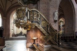 Pulpito della basilica di San Pietro e San Paolo a Poznan, Polonia - La preziosa decorazione che orna il pulpito della cattedrale metropolitana di Poznan. Si trova sull'isola Ostrow Tumski ...