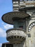 Pulpito esterno della cattedrale di Prato, Toscana. La chiesa a tre navate è costruita in marmo bianco e verde: l'elemento più caratteristico dell'edificio religioso è ...