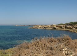 Punta Braccetto sulla costa sud-orientale della Sicilia - © Okkiproject, CC BY-SA 3.0, Wikipedia
