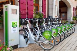 Punto di noleggio di biciclette all'ufficio turistico di Les Gets, Francia - © Julia Kuznetsova / Shutterstock.com