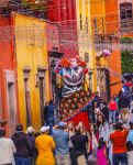 Pupazzi in maschera lungo le vie del centro storico di San Miguel de Allende, Messico - © Bill Perry / Shutterstock.com