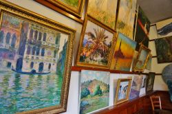 Quadri di Monet nella sua dimora rurale di Giverny, Francia. La sua casa è divenuta sede della Fondazione Claude Monet. Ospita, fra l'altro, uno splendido giardino con uno stagno ...