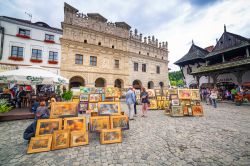 Quadri e opere pittoriche nel centro di Kazimierz Dolny, Polonia: è una delle località artistiche più vivaci del paese - © Patryk Kosmider / Shutterstock.com