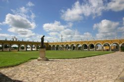 Quadrilatero di San Antonio de Padua a Izamal, Messico. La suggestiva struttura del convento francescano. Davanti all'ingresso della chiesa si trova anche una statua bronzea di Papa Giovanni ...