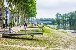 Quai du Chatelet, la passeggiata lungo la Loita a Orléans (Francia). Siamo nella capitale del dipartimento del Loiret e della regione Centro Valle della Loira - © Kiev.Victor / Shutterstock.com ...