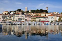 Quai Laubeuf a Le Suquet, vecchio quartiere di Cannes, Francia. Al termine del parcheggio auto di Laubeuf si trova il servizio battelli per recarsi sulle isole di Lerins.
