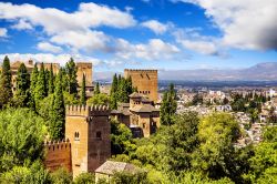 Qualche nuvola sul cielo dell'Andalusia e sulla Alhambra di Granada in Spagna