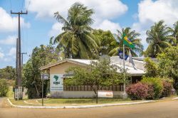 Il quartier generale di ICMBio (Chico Mendes Institute) al villaggio di Boldro, Fernando de Noronha, Brasile - © Diego Grandi / Shutterstock.com