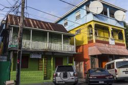 Una costruzione in legno nel quartiere Carib Territory di Roseau, Dominica. Lo stile a capanna è tipico dell'architettura della capitale di Dominica - © Jorg Hackemann / Shutterstock.com ...