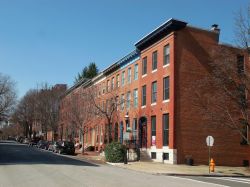 Quartiere di Bolton Hill a Baltimora, Maryland, all'angolo fra Park Avenue e Lanvale Street. Qui si trovano una ventina di edifici del XX° secolo con case a schiera costruite con mattoni ...