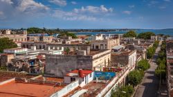 Vista panoramica di un quartiere di Cienfuegos (Cuba) e, sullo sfondo, Punta Gorda.

