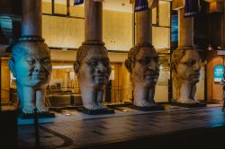 Quattro statue di volti lungo una strada di Osaka (Giappone) illuminate di notte - © FADZRUL NAZIEF / Shutterstock.com