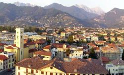 Querceta, Toscana: panoramica della cittadina con le Alpi Apuane sullo sfondo - © Pro Loco di Querceta