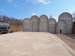 Radegast Station, eredità del nazismo a Lodz, Polonia. Il monumento dedicato alle vittime della deportazione nazista nei campi di concentramento - © Janusz Baczynski / Shutterstock.com ...