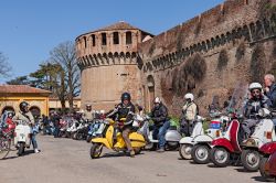 Un raduno di motorini Vespa a Imola, sotto la ...