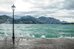 Raffiche di Bora sul mare della Slovenia in inverno