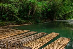 Rafting a Martha Brae nei pressi di Montego Bay, Giamaica. A poco meno di venti miglia dalla più celebre località turistica della costa nord-occidentale della Giamaica, sorge questo ...