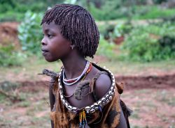 Una giovane ragazza Hamer nel villaggio di Turmi, Etiopia.
