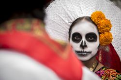 Una ragazza travestita da Catrina partecipa alla parata in occasione del Giorno dei Morti  a Città del Messico.
