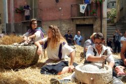 Ragazze di Jelsi in strada, durante la Festa del Grano a Luglio, Molise. - © Luigi Bertello / Shutterstock.com