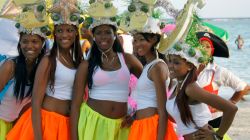 Ragazze festeggiano il carnevale sulla spiaggia a Boca Chica, Repubblica Dominicana - © chriss73 / Shutterstock.com