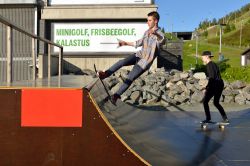 Ragazzi al mini Skate Park nel villaggio di Ruka, Finlandia. Due giovani si stanno allenando con lo skate in un pomeriggio primaverile - © Popova Valeriya / Shutterstock.com