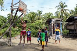 Ragazzi giocano a basket in un campo nella periferia di El Nido, isola di Palawan, Filippine - © Stephane Bidouze / Shutterstock.com