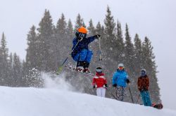 Ragazzi sciano ad Aspen, Colorado. Qui si trovano impianti adatti allo sci alpino, allo sci di fondo e allo snowboard: per praticare quest'attività invernale non c'è che ...