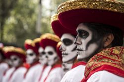 I truccatori del Día de Muertos a Città del Messico lavorano duro per realizzare lo spettacolo della sfilata.
