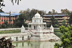 Rani Pokhari Temple a Kathmandu, Nepal. Il suo nome in nepalese significa "stagno della regina". E' uno dei monumenti più famosi della città - © ivanovskyy / ...