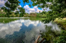 Ranong Kanyon a BanThung Ka, provincia di Ranong (Thailandia). Chiamato anche "bung morakot", è un'attrazione naturale frequentata da chi desidera relax al mattino ma anche ...