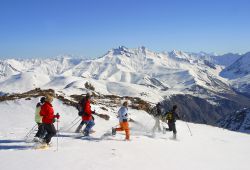 Passeggiata sulle ciaspole sui pendii delle Les ...