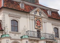 L'orologio al centro della facciata del Rathaus, il municipio di Luneburg