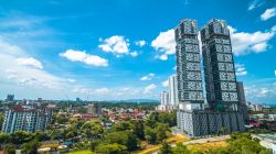 Grattacieli nella città di Johor Bharu, Malesia, fotografati con il cielo blu - © Muhammad Syahid / Shutterstock.com